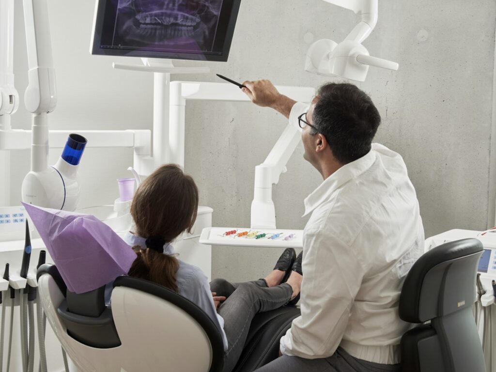 Dentista explicando una radiografía a una paciente
