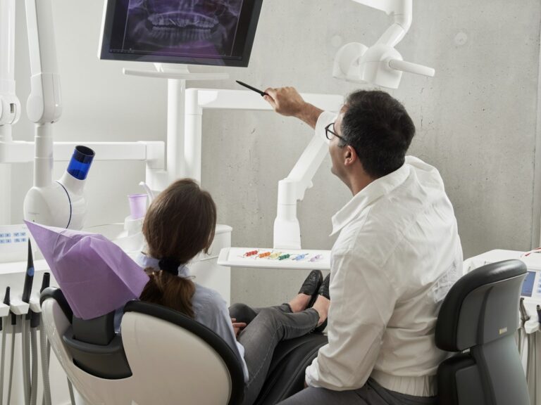 Dentista explicando una radiografía a una paciente